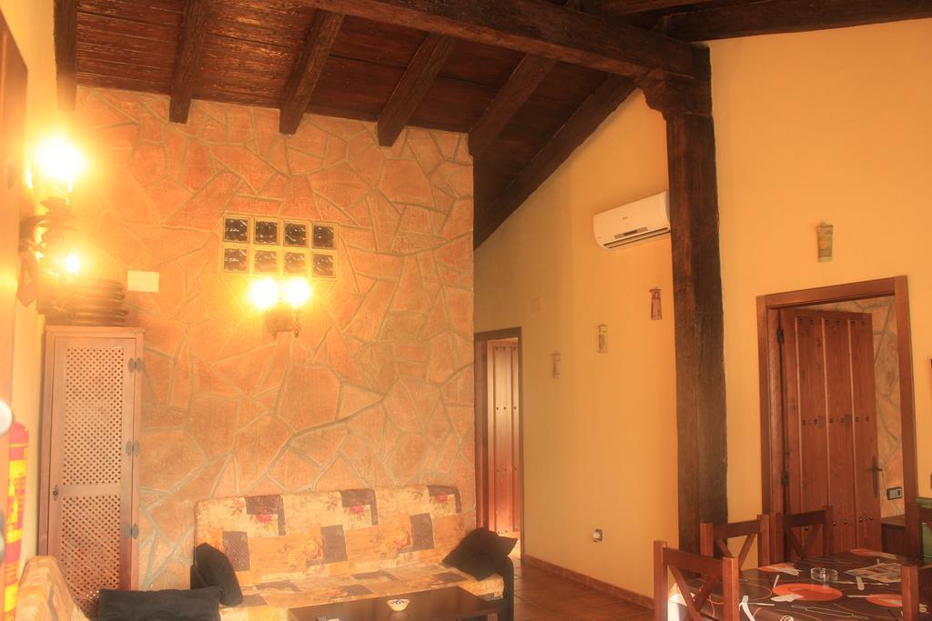 La Cueva Del Lince Guest House Zarza De Granadilla Room photo
